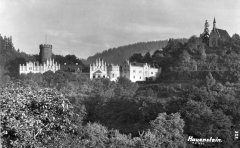 dobová pohlednice hradu s kaplí