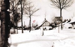 historické foto kaple (označena šipkou)