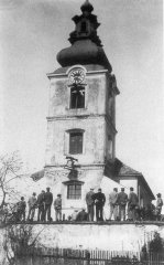 zavěšování zvonu na věž