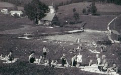 historické foto kaple (v pozadí snímku)