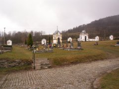 celkový pohled na křížovou cestu okolo kostela