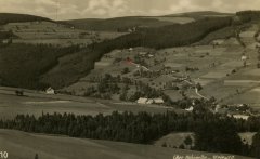 celkový pohled na ves, kaple vyznačena kroužkem