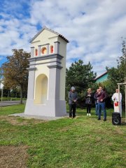 pohled zepředu zprava - svěcení opravené kapličky