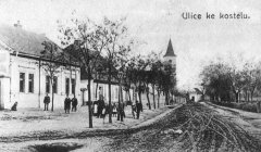 historické foto kaple (uprostřed)