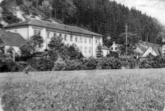 historické foto kaple (vpravo za klášterem)