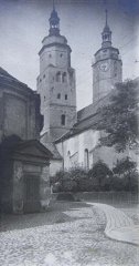 historické foto kostela (při levém okraji)