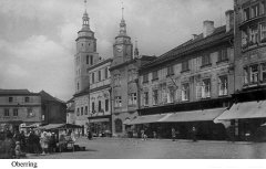 historické foto kostela (v pozadí, za stánkem)