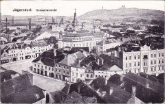 historické foto části střechy kostela (v popředí, označeno šipkou)