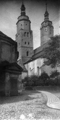 historické foto kostela (vlevo v popředí)