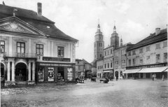 historické foto kostela (vlevo od věží)