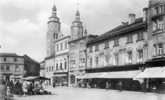 historické foto kostela (vlevo od věží)