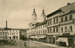 historické foto kostela (vlevo od středu)