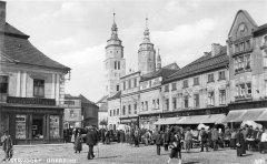 historické foto kostela (vlevo od věží)