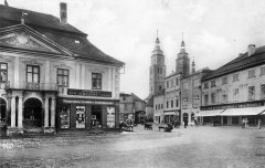 historické foto kostela (vlevo od věží)