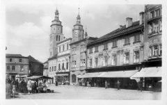 kostel na dobové pohlednici (vlevo od věží)