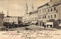 dobová pohlednice města s kostelem (vlevo od věží)