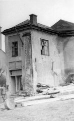 kostel po zboření sousedních domů - přístavek
