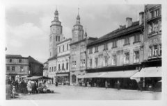 kostel na dobové pohlednici (vlevo od věží)