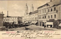 dobová pohlednice města s kostelem (vlevo od věží)