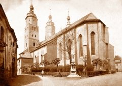 historické foto kostela (při levém okraji)