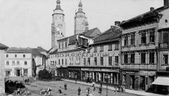 historické foto kostela (vlevo od věží)
