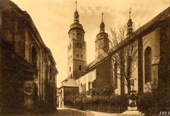 historické foto kostela (při levém okraji)