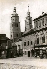 historické foto části kostela (za dopravní značkou)