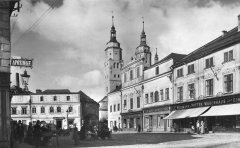 historické foto kostela (vlevo od věží)