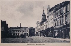 historické foto kostela (v pozadí, ve středu záběru)