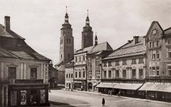 historické foto části kostela (v pozadí, vlevo od věží)