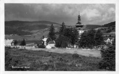 kaple na dobové pohlednici (vlevo od kostela)