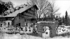 historické foto kaple (vlevo)