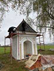 pokládka nové střešní krytiny - pohled zepředu zleva