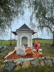 pokládka nové střešní krytiny - pohled zepředu 
