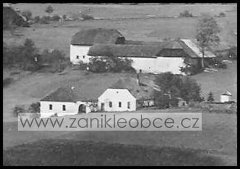 historické foto kaple (vpravo od domů)
