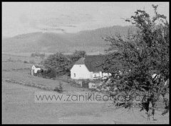 historické foto kaple (vlevo)
