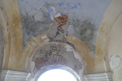 pohled do interiéru - poškozená klenba