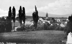 celkový pohled na město s kostely, kaple v pravém dolním rohu