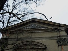 detail průčelí nad vstupem do hrobky