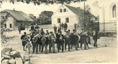 historické foto původní kaple (vpravo)