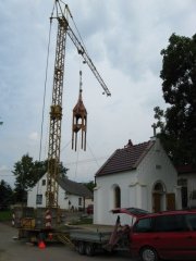 vyzvednutí sanktusníku jeřábem
