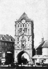 historické foto kostela (vpravo od Prašné brány)