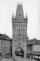 historické foto kostela (vpravo od Prašné brány)