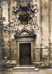historické foto vstupního portálu kostela