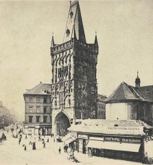 historické foto kostela (vpravo od Prašné brány)
