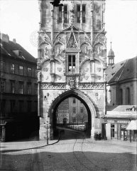 historické foto kostela (vpravo od Prašné brány)