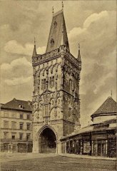 historické foto kostela (vpravo od Prašné brány)