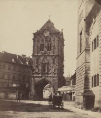 historická fotografie kostela (vpravo od Prašné brány)