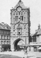 historické foto kostela (vpravo od Prašné brány)