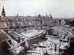 stavba Obecního domu v místě zbořeného kostela - u levého okraje